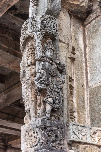 ベルール カルナタカ インド 2013 チェンナ ケーシャヴァ寺院 Shilabalika の女性の彫像と石の柱 — ストック写真