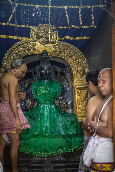 Belur Karnataka Indien November 2013 Chennakeshava Tempel Halvnakna Präster Står — Stockfoto