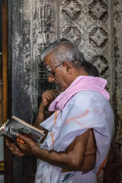 Belur Karnataka India November 2013 Chennakeshava Temple Male Devotee Front — Stockfoto