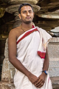 Belavadi, Karnataka, Hindistan - 2 Kasım 2013: Portre, serdar Bharathwraj, Genç rahip ve koruyucu Tapınağı'nın ciddi bir adam beyaz bir beze sarılı olarak teşkil etmektedir. Vaishnava işareti alnına.