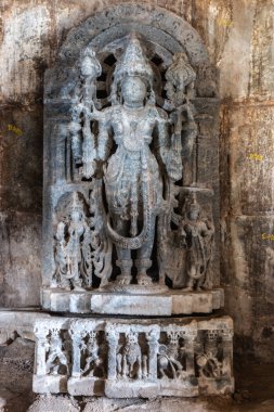Belavadi, Karnataka, Hindistan - 2 Kasım 2013: Veera Narayana Tapınağı. Kutsal alanına giriş salonu içinde mavi-siyah taş Vishnu heykelinin portre. Hasar.