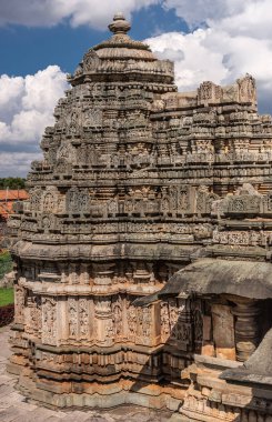 Belavadi, Karnataka, Hindistan - 2 Kasım 2013: Veera Narayana Tapınağı. Bir Güney üç kahverengi taş Vimana türbelerin ve cennet altında kompleks kuleleri. Tarafından heykeller kaplı.