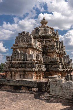 Belavadi, Karnataka, Hindistan - 2 Kasım 2013: Veera Narayana Tapınağı. Batı üç kahverengi taş Vimana kulelerinin altında cennet kompleks. Çatı ateş.
