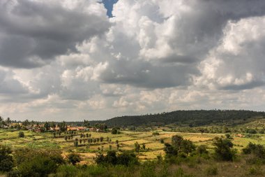 Kallahalli Kaval, Karnataka, Hindistan - 2 Kasım 2013: Yeşil yatay, hamlet ve onun kırmızı çatılar altında ağır cennet bir tarafta daha geniş kadeh.