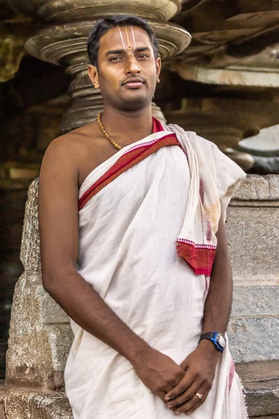 Belavadi カルナタカ インド 2013 若い僧侶と寺院の守護者プラシャント Bharathwraj クローズ アップは白い布に包まれたまじめな人を装っています Vaishnava — ストック写真