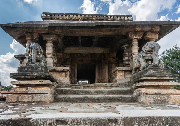 Belavadi カルナタカ インド 2013 ヴェーラ梵文和訳ナーラーヤナ神の寺 聖域の根拠に 通り側エントランス ホールは 彫像と架橋構造 つ象を表示します — ストック写真