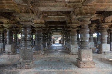 Belavadi, Karnataka, Hindistan - 2 Kasım 2013: Veera Narayana Tapınağı. Büyük ön tarafa bakarak doğru giriş Mandapam açın. siyah sütunlar, tavan, Flagpost sonunda Brown topluluğu.