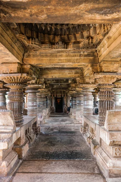Belavadi カルナタカ インド 2013 ヴェーラ梵文和訳ナーラーヤナ神の寺 聖域に向かって Mandapam を開く大規模なフロントを通して見る コレクション茶色茶色の柱の天井 — ストック写真