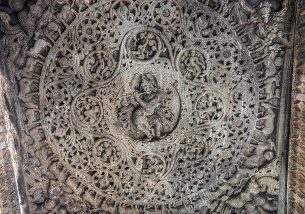 Belavadi カルナタカ インド 2013 ヴェーラ梵文和訳ナーラーヤナ神の寺 灰色石彫刻記念堂の天井に円形のマンダラ フルート演奏踊る女の子 動物に囲まれた神クリシュナを示しています — ストック写真