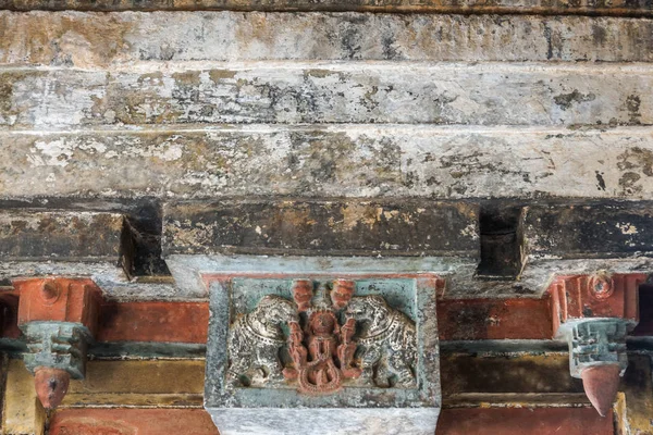 Belavadi カルナタカ インド 2013 ヴェーラ梵文和訳ナーラーヤナ神の寺 二頭の象がロータスに座って彼女をシャワーで古典的なデビ ラクシュミ組成彫刻 真っ赤なデヴィ 戸口の上の灰色の石 — ストック写真