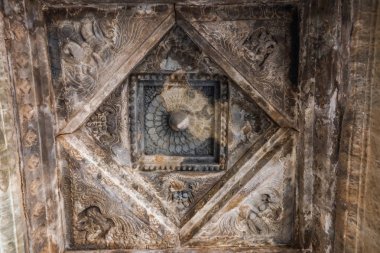 Belavadi, Karnataka, Hindistan - 2 Kasım 2013: Veera Narayana Tapınağı. Gri taş heykel kare mandala Mandapam, tavanda set canavar yüzler ve lotus şekil gösterir.