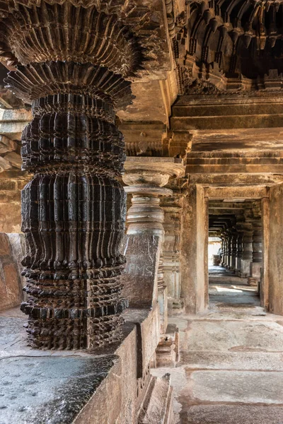 Belavadi カルナタカ インド 2013 ヴェーラ梵文和訳ナーラーヤナ神の寺 Mandapam を開く大きな正面に廊下を探しています 非常に装飾されたブラック アップ フロントの柱 — ストック写真