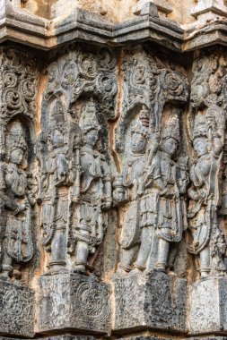 Halebidu, Karnataka, Hindistan - 2 Kasım 2013: Hoysaleşvara Tapınağı, Shiva. Köşe heykeller tarafında gri taş ve bazı kahverengi zemin Tapınağı yapısında yer dizi.