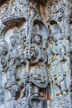 Halebidu, Karnataka, Hindistan - 2 Kasım 2013: Hoysaleşvara Tapınağı, Shiva. Köşe heykeller tarafında gri taş ve bazı kahverengi zemin Tapınağı yapısında yer closeup.