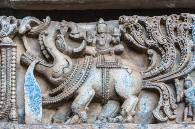 Halebidu, Karnataka, Hindistan - 2 Kasım 2013: Hoysaleşvara Tapınağı, Shiva. Fil ve mavimsi taş ve bazı kahverengi zemin Tapınağı yapısında tarafındaki en iyi heykeller adam closeup.