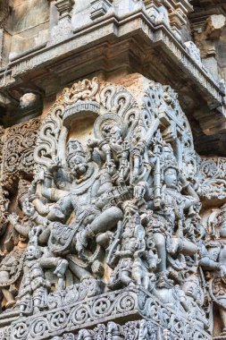 Halebidu, Karnataka, Hindistan - 2 Kasım 2013: Hoysaleşvara Tapınağı, Shiva. Ana sığınak, nerede Narasiha, Vishnu avatar, şeytan, mavimsi gri taş öldürür tarafındaki heykelinin portre.