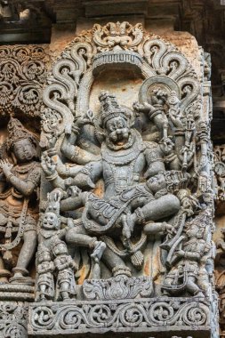 Halebidu, Karnataka, Hindistan - 2 Kasım 2013: Hoysaleşvara Tapınağı, Shiva. Ana sığınak, nerede Narasiha, Vishnu avatar, şeytan, mavimsi gri taş öldürür tarafındaki heykelinin portre.