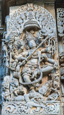 Halebidu, Karnataka, Hindistan - 2 Kasım 2013: Hoysaleşvara Tapınağı, Shiva. Portre heykel tarafındaki ana sığınak, nerede Lord Shiva, Nataraja, iblis Apasmara vücut üzerinde dans ediyor. Mavimsi gri taş.