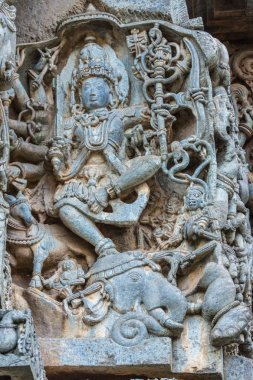 Halebidu, Karnataka, Hindistan - 2 Kasım 2013: Hoysaleşvara Tapınağı, Shiva. Heykel tarafındaki ana sığınak nerede Lord Shiva Gajasurasamhara, fil iblis, katil olarak hayvan başına dans ediyor,.