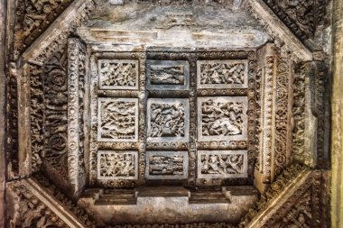 Halebidu, Karnataka, Hindistan - 2 Kasım 2013: Hoysaleşvara Tapınağı, Shiva. Kapsamlı octogenal mandala tavanda Mandapam kare mandala dekore edilmiş.