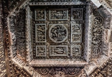 Halebidu, Karnataka, Hindistan - 2 Kasım 2013: Hoysaleşvara Tapınağı, Shiva. Kapsamlı octogenal mandala tavanda Mandapam kare mandala dekore edilmiş.