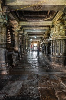 Halebidu, Karnataka, Hindistan - 2 Kasım 2013: Hoysaleşvara Tapınağı, Shiva. Mandapam giriş doğru bakıyor. Torna Torna sütunlar ve insanlara yol açın, sonundaki.