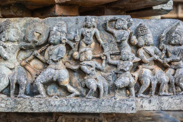 Halebidu カルナタカ インド 2013 Hoysaleswara の寺院のシヴァ神 聖域の壁に沿ってリボンとして戦闘シーン彫刻のクローズ アップ の戦いの灰色の茶色の石 — ストック写真