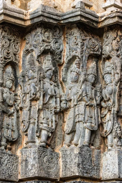 印度卡纳塔克邦哈莱比杜 2013年11月2日 湿婆霍伊特利斯瓦拉寺 在灰色石头和一些棕色背景的寺庙结构的边的角落雕像系列 — 图库照片