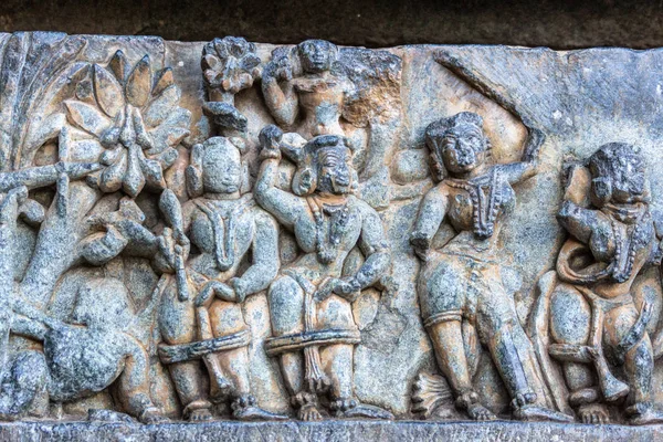 Halebidu カルナタカ インド 2013 Hoysaleswara の寺院のシヴァ神 青みがかった石といくつかの茶色の背景の寺院の構造の側女の子像をダンスのグループのクローズ アップ — ストック写真