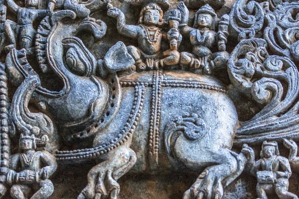 Halebidu カルナタカ インド 2013 Hoysaleswara の寺院のシヴァ神 象と青みがかった石といくつかの茶色の背景の寺院の構造の側の上の彫像上のカップルのクローズ アップ — ストック写真