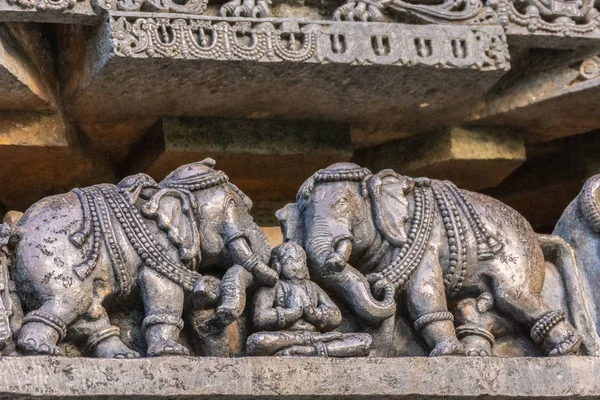 Halebidu カルナタカ インド 2013 Hoysaleswara の寺院のシヴァ神 本殿の 頭のゾウがヨガのポーズで男を側面の側に像のクローズ アップ 灰色の茶色の石 — ストック写真