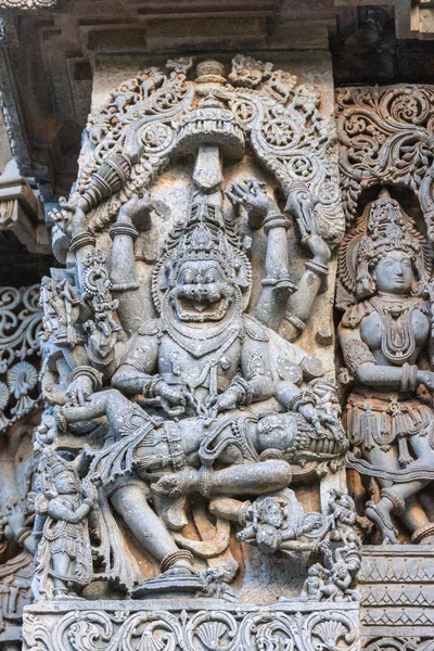 Halebidu カルナタカ インド 2013 Hoysaleswara の寺院のシヴァ神 Narasiha ビシュヌ神アバターが青みがかった灰色の石には 悪魔を殺すの側に像のクローズ アップ — ストック写真