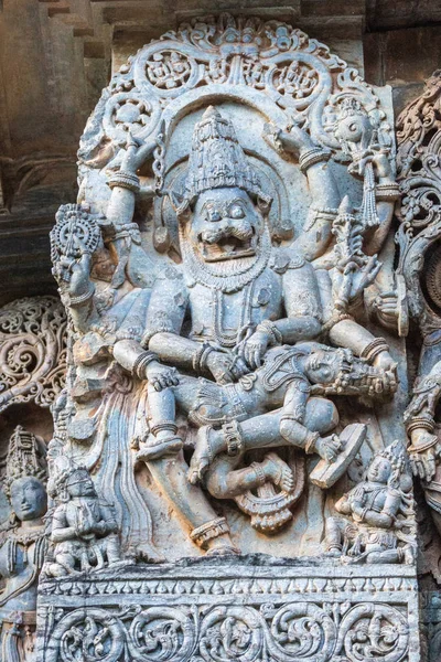 印度卡纳塔克邦哈莱比杜 2013年11月2日 湿婆霍伊特利斯瓦拉寺 主保护区一侧的雕像特写镜头 在那里 纳拉西哈 维什努化身 杀死恶魔 在蓝灰色的石头 — 图库照片