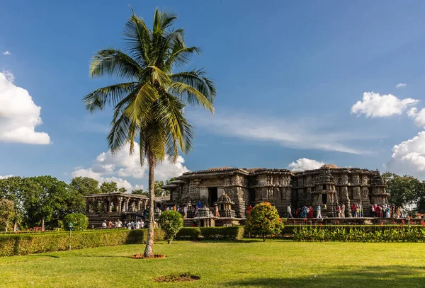 Hoysaleswara 야자수와 구름과 화려한 드레스에 애가의 충분히 그것의 정원에서 Halebidu — 스톡 사진