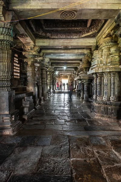 Halebidu Karnataka India Noviembre 2013 Templo Hoysaleswara Shiva Mirando Través — Foto de Stock