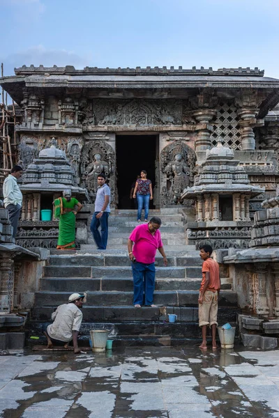 Halebidu Karnataka Indien November 2013 Hoysaleswara Tempelet Shiva Två Arbetstagare — Stockfoto