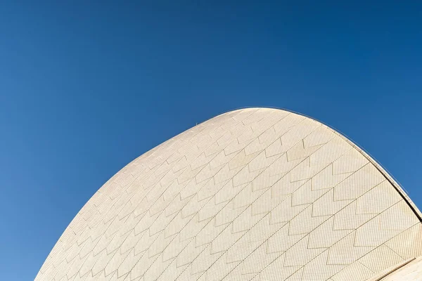 Detal białego dachu budynku Opery w Sydney, Australia. — Zdjęcie stockowe