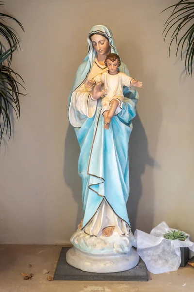 Nahaufnahme einer Marien- und einer Kinderstatue vor der Kirche des Heiligen Patricks, — Stockfoto