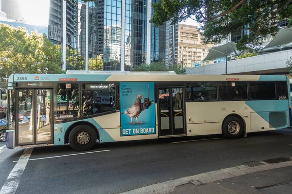 Autobús de transporte público en la ciudad, Sydney Australia . — Foto de Stock