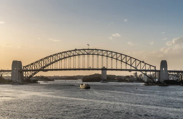 Alacakaranlık sırasında Liman Köprüsü, Sydney Avustralya.