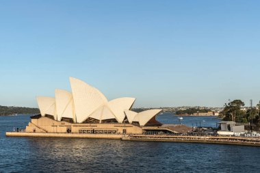 Gün batımı sırasında Sydney Opera House yan görünümü, Avustralya.