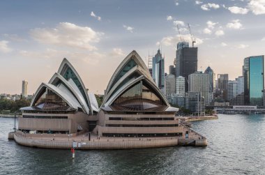 Gün batımı sırasında Sydney Opera Binası ve şehir silüetinin Kuzey tarafı,
