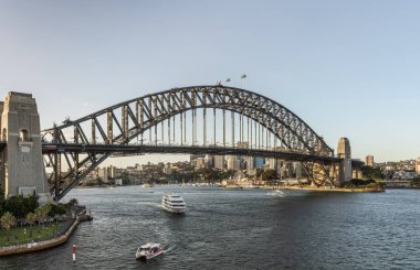 Gün batımı sırasında Liman Köprüsü Circualr Bay, Sydney Aust görüldü
