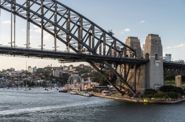 Liman Köprüsü kuzey yan iniş sırasında günbatımı, Sydney Australi