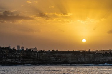 Şehir silüeti üzerinde günbatımı, Sydney Avustralya.