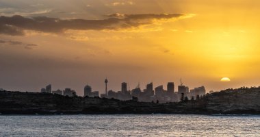 Şehir silüeti üzerinde günbatımı, Sydney Avustralya.