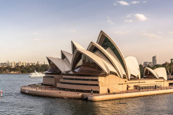 Vista de esquina noroeste de Sydney Opera House durante la puesta del sol, Austr — Foto de Stock