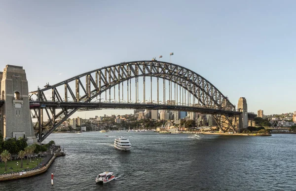 Harbour bridge pendant le coucher du soleil à partir de circualr bay, Sydney Aust — Photo