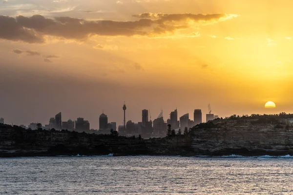 Puesta de sol sobre el horizonte de la ciudad, Sydney Australia . —  Fotos de Stock