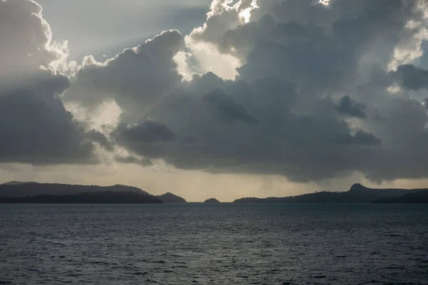 Panorama tiro de tempestade se aproximando sobre Whitsunday Island grupo , — Fotografia de Stock